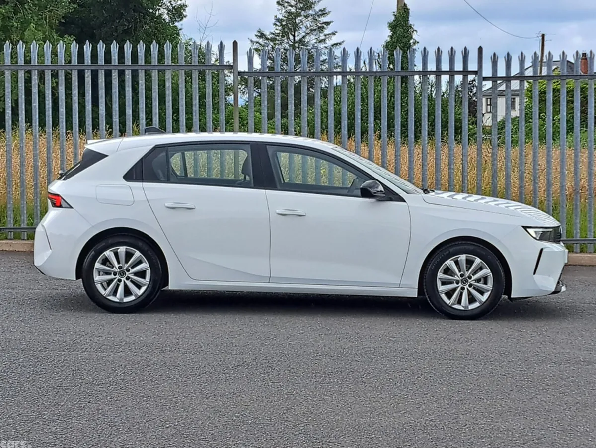 Opel Astra Hatchback, Petrol, 2025, White