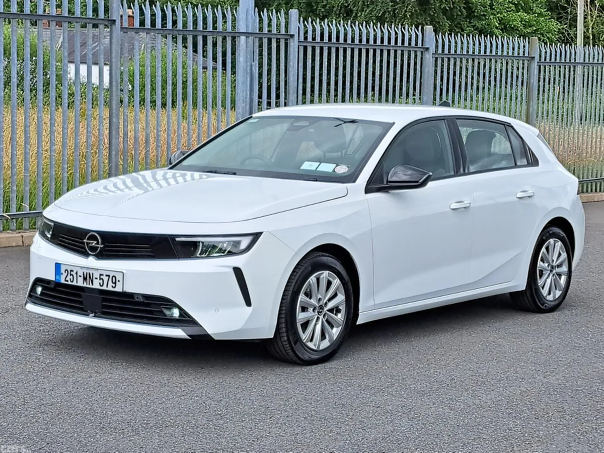 Opel Astra Hatchback, Petrol, 2025, White