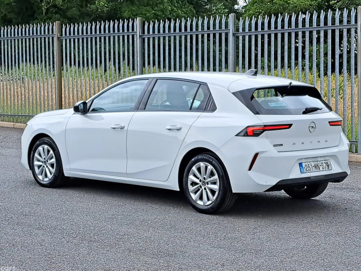 Opel Astra Hatchback, Petrol, 2025, White