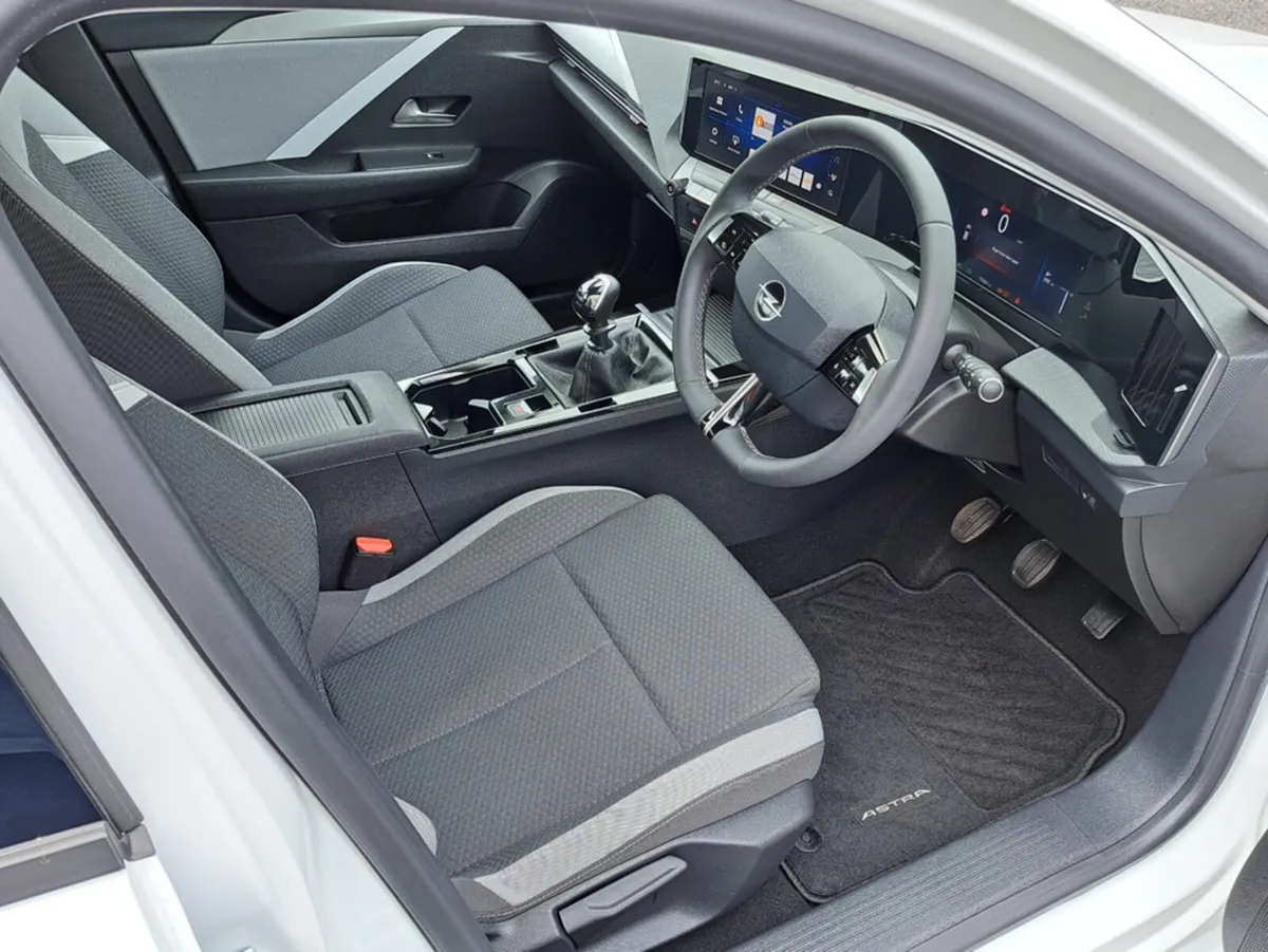 Opel Astra Hatchback, Petrol, 2025, White