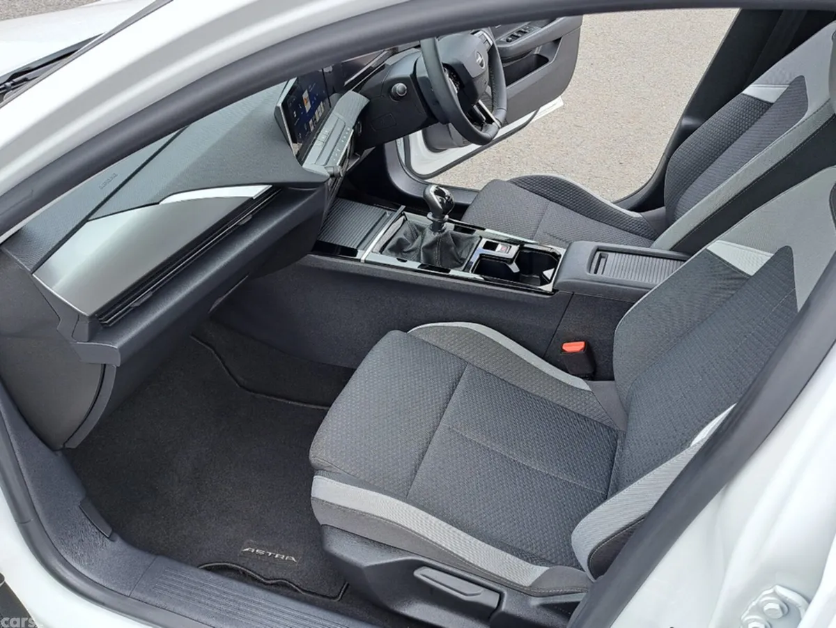 Opel Astra Hatchback, Petrol, 2025, White