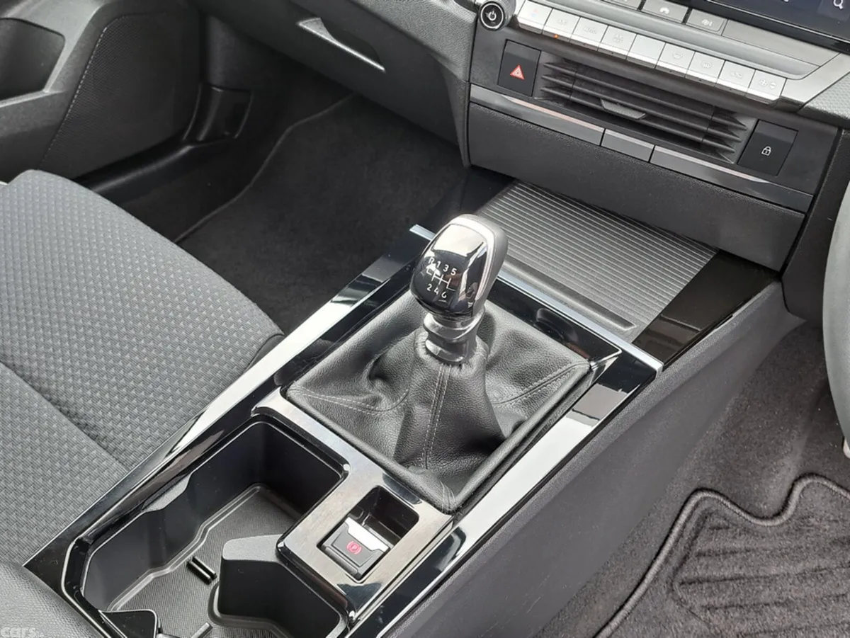 Opel Astra Hatchback, Petrol, 2025, White