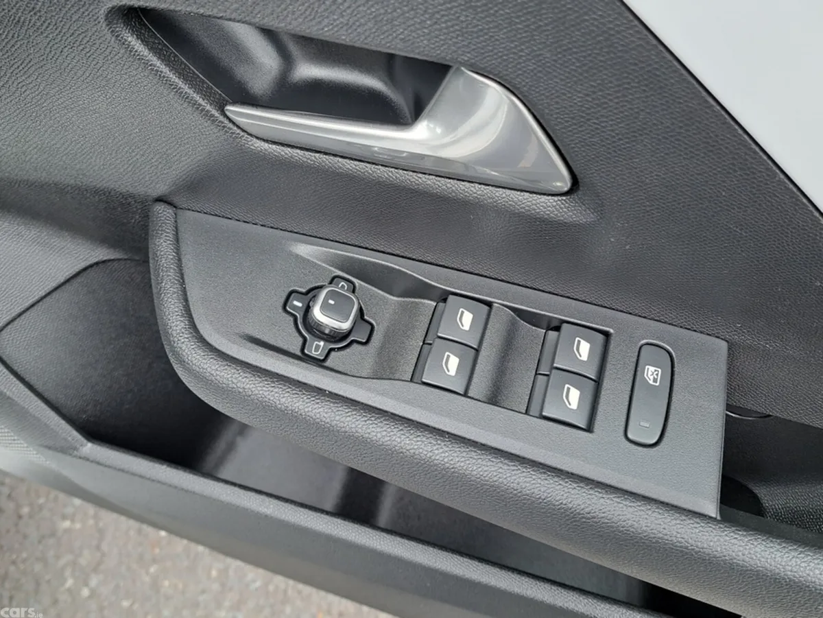 Opel Astra Hatchback, Petrol, 2025, White