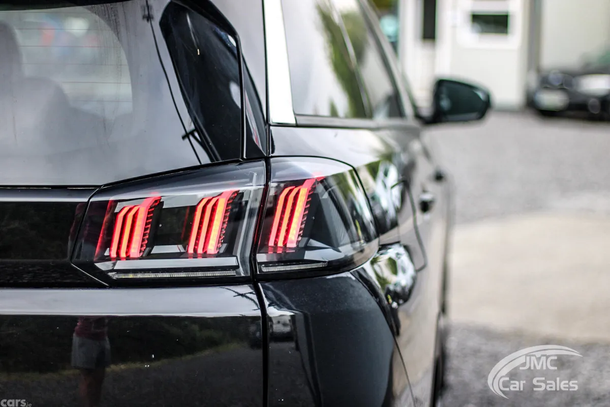 Peugeot 5008 MPV, Diesel, 2022, Black