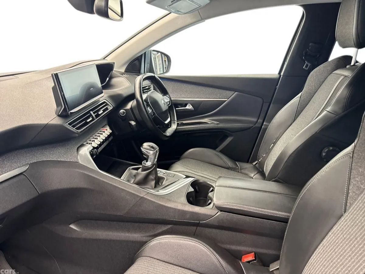 Peugeot 5008 MPV, Diesel, 2022, Grey