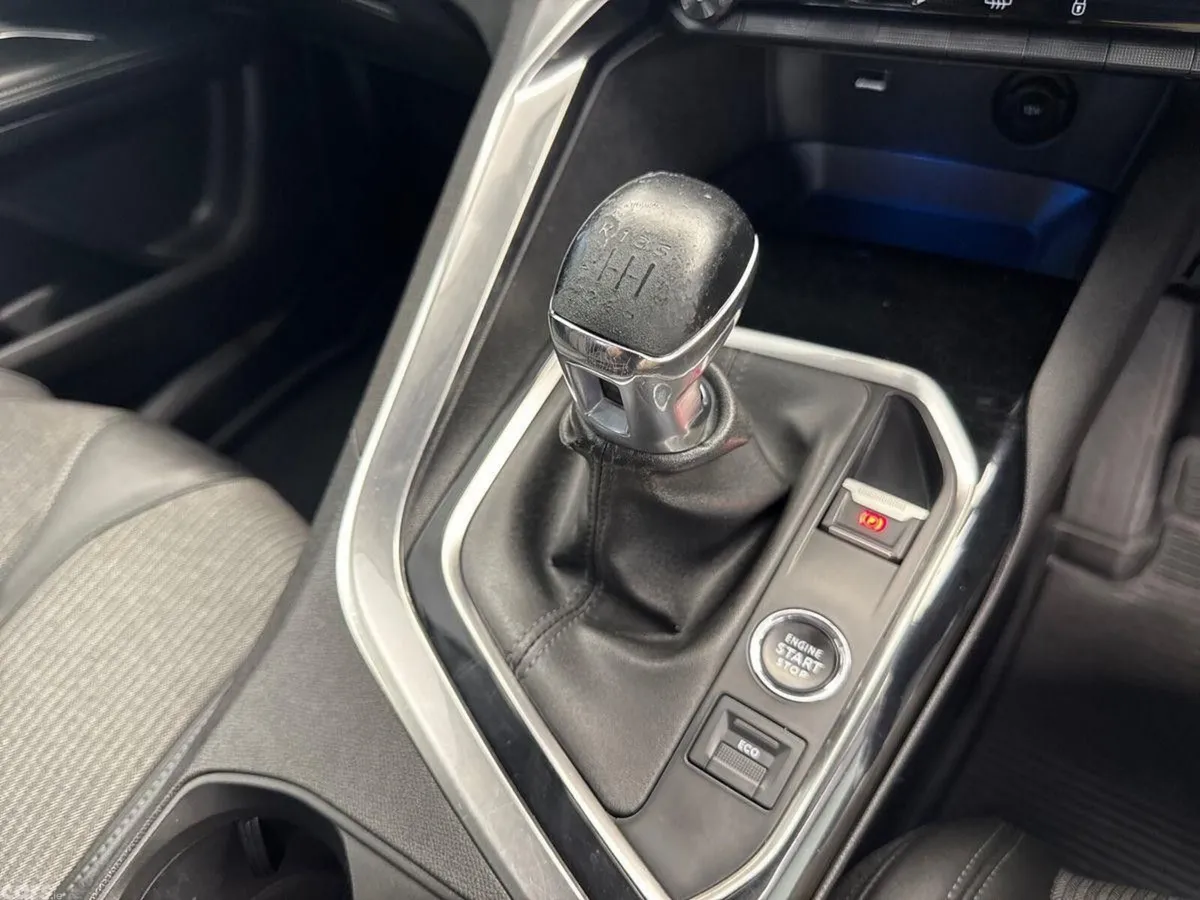 Peugeot 5008 MPV, Diesel, 2022, Grey