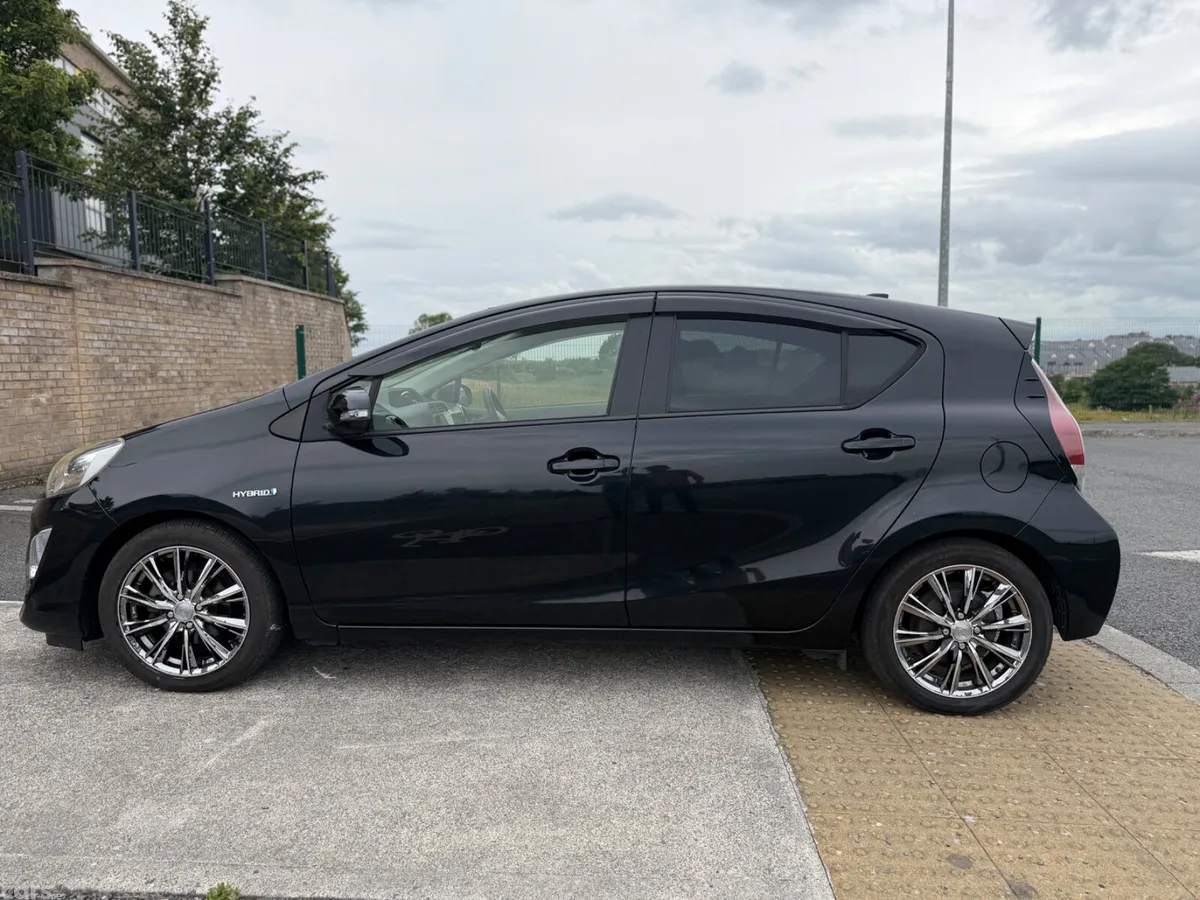 Toyota Aqua Hatchback, Petrol Hybrid, 2015, Black