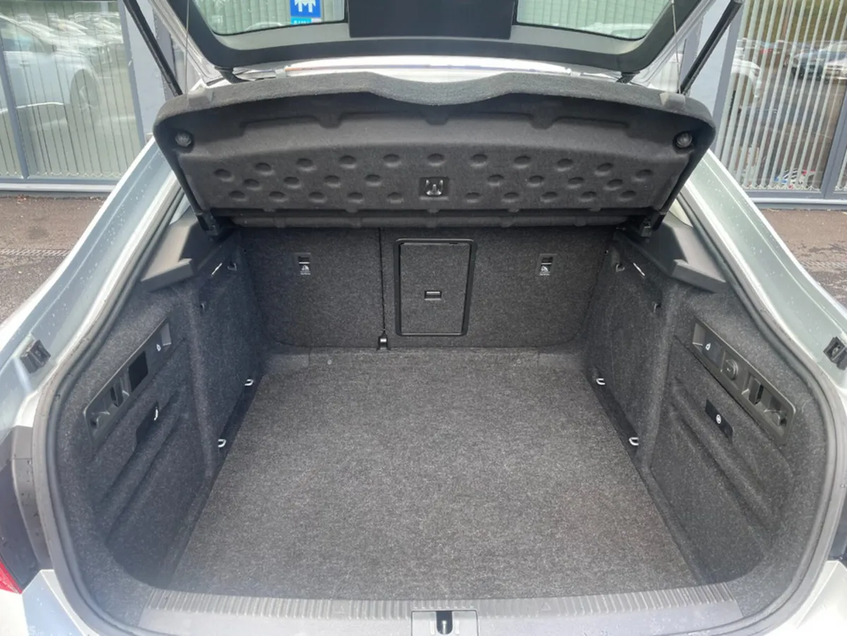 Skoda Superb Hatchback, Diesel, 2023, Grey