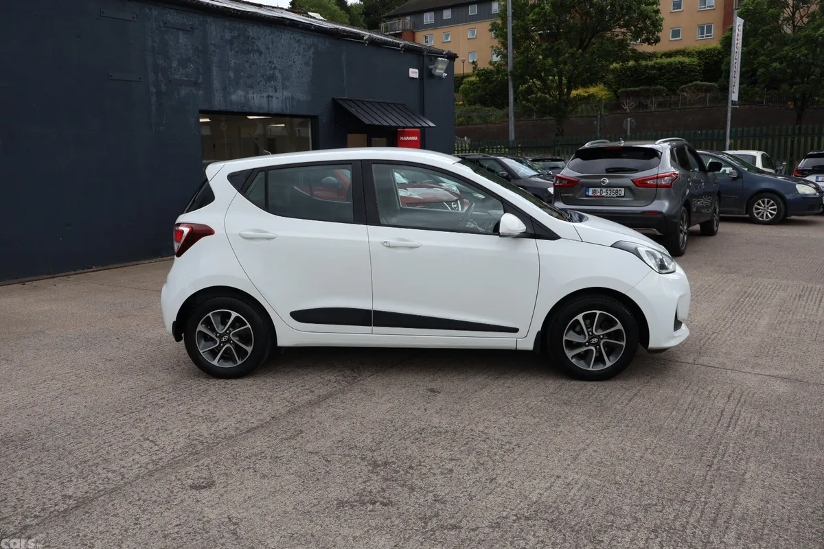 Hyundai i10 Hatchback, Petrol, 2018, White