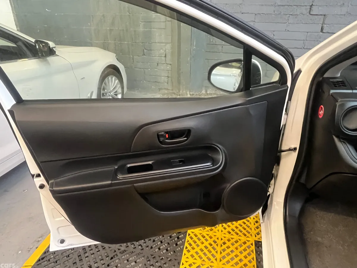 Toyota Aqua Hatchback, Petrol Hybrid, 2017, White