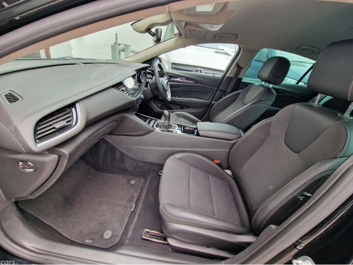 Opel Insignia Hatchback, Diesel, 2018, Black