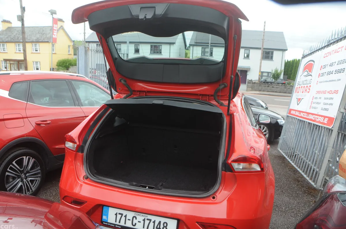 Volvo V40 Hatchback, Petrol, 2017, Red