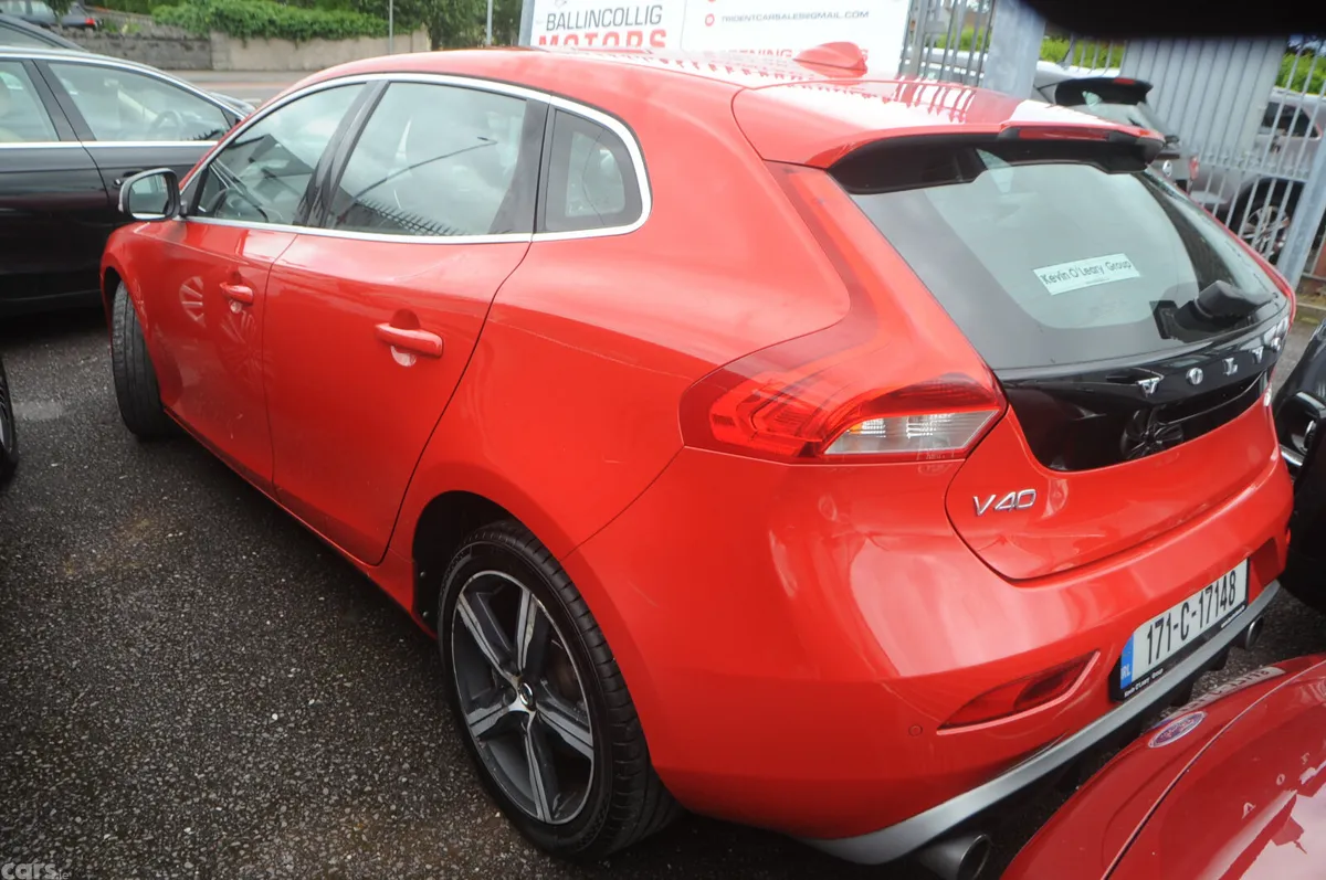 Volvo V40 Hatchback, Petrol, 2017, Red