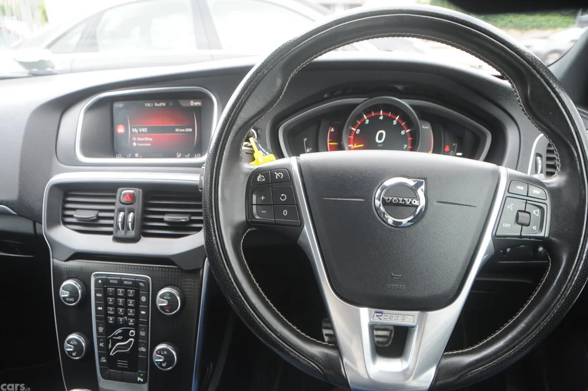 Volvo V40 Hatchback, Petrol, 2017, Red