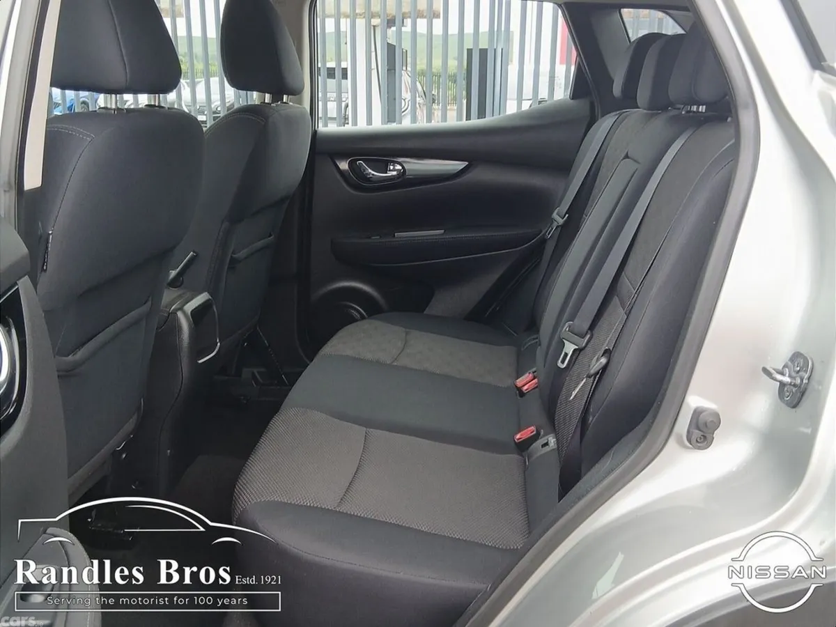 Nissan Qashqai Hatchback, Diesel, 2015, Silver