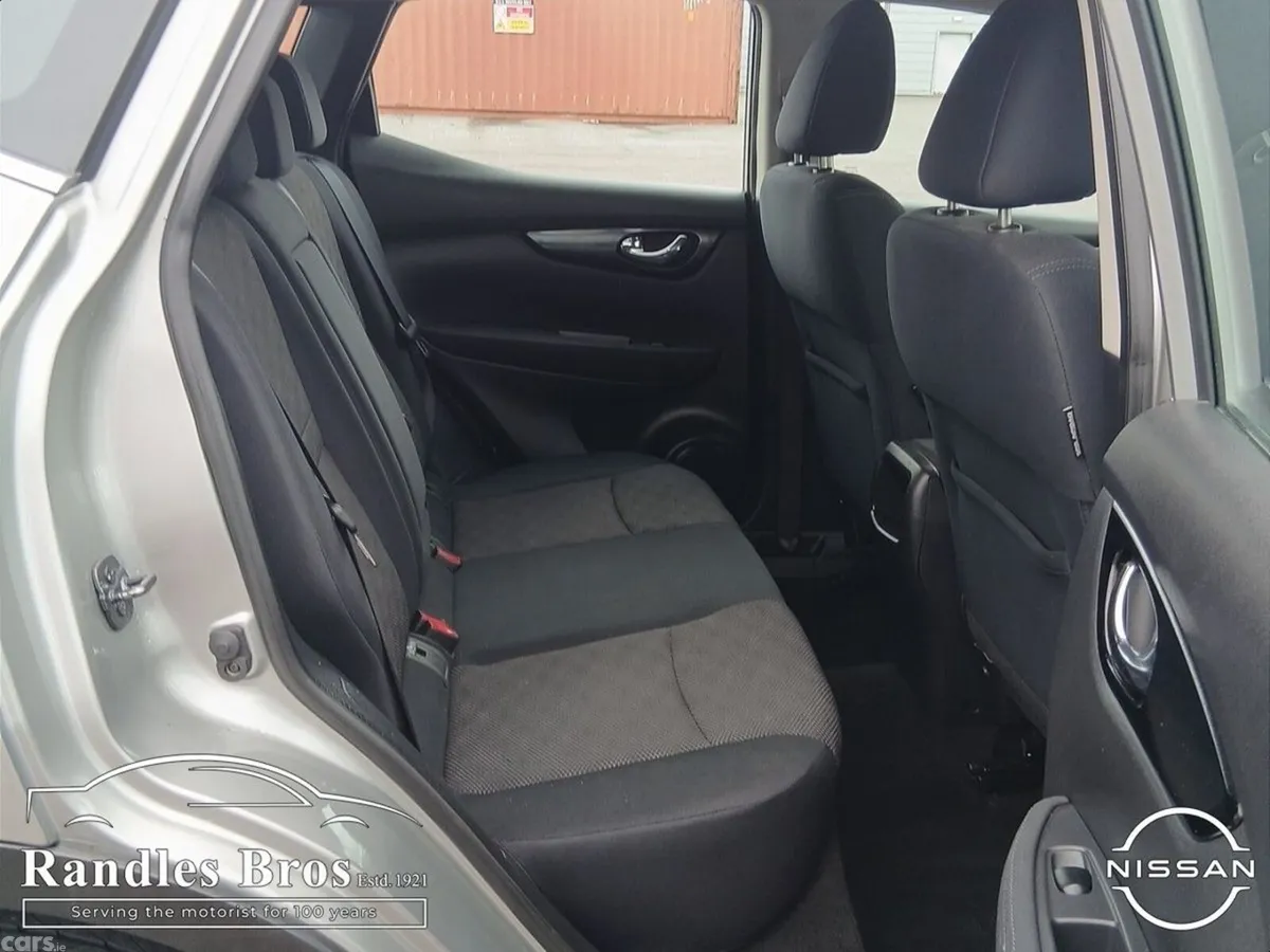 Nissan Qashqai Hatchback, Diesel, 2015, Silver