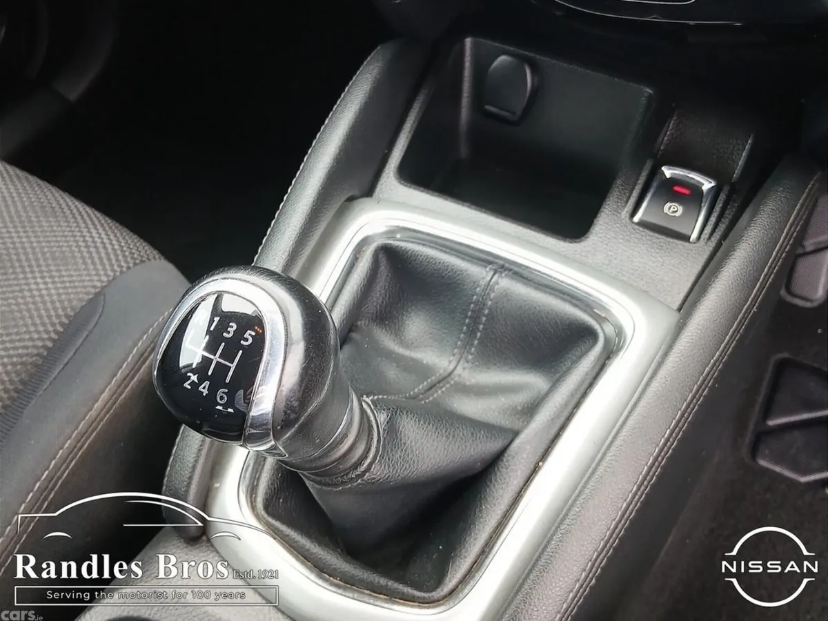Nissan Qashqai Hatchback, Diesel, 2015, Silver