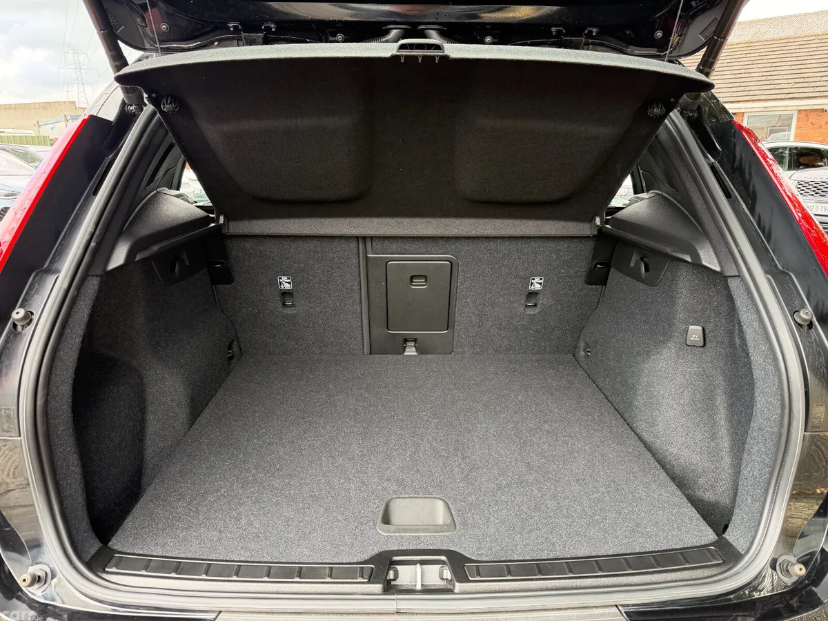 Volvo XC40 SUV, Petrol Plug-in Hybrid, 2023, Black