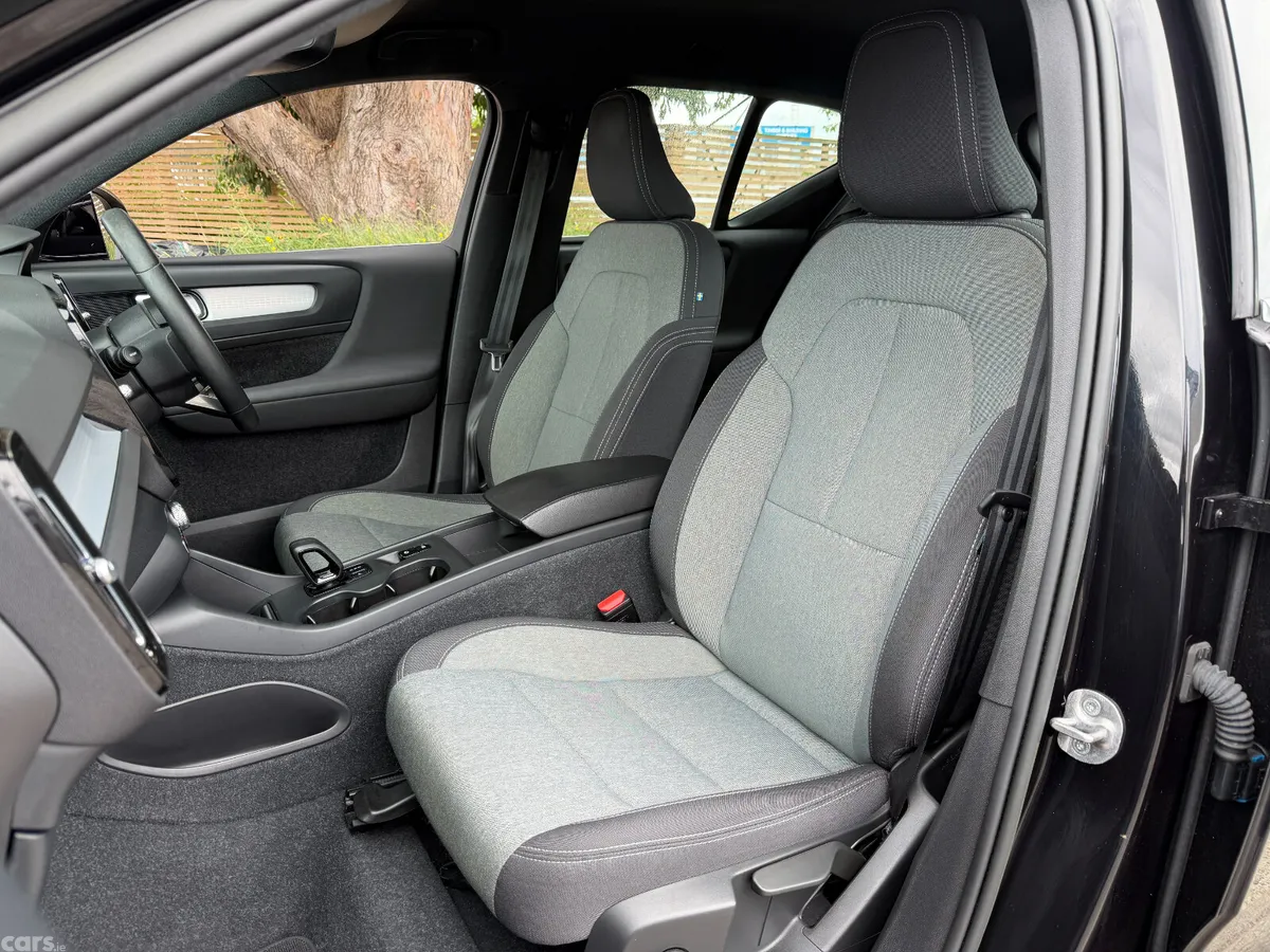 Volvo XC40 SUV, Petrol Plug-in Hybrid, 2023, Black