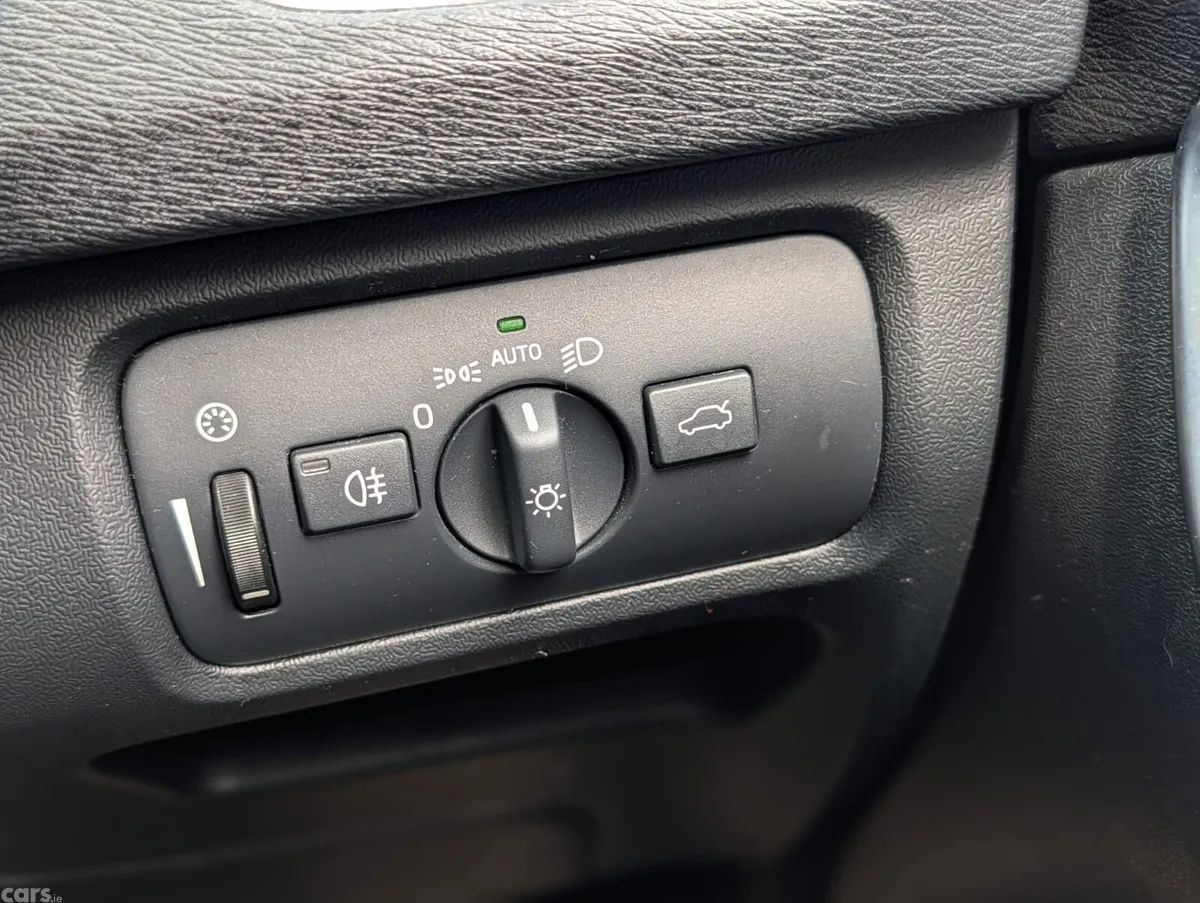 Volvo V40 Hatchback, Diesel, 2018, Grey
