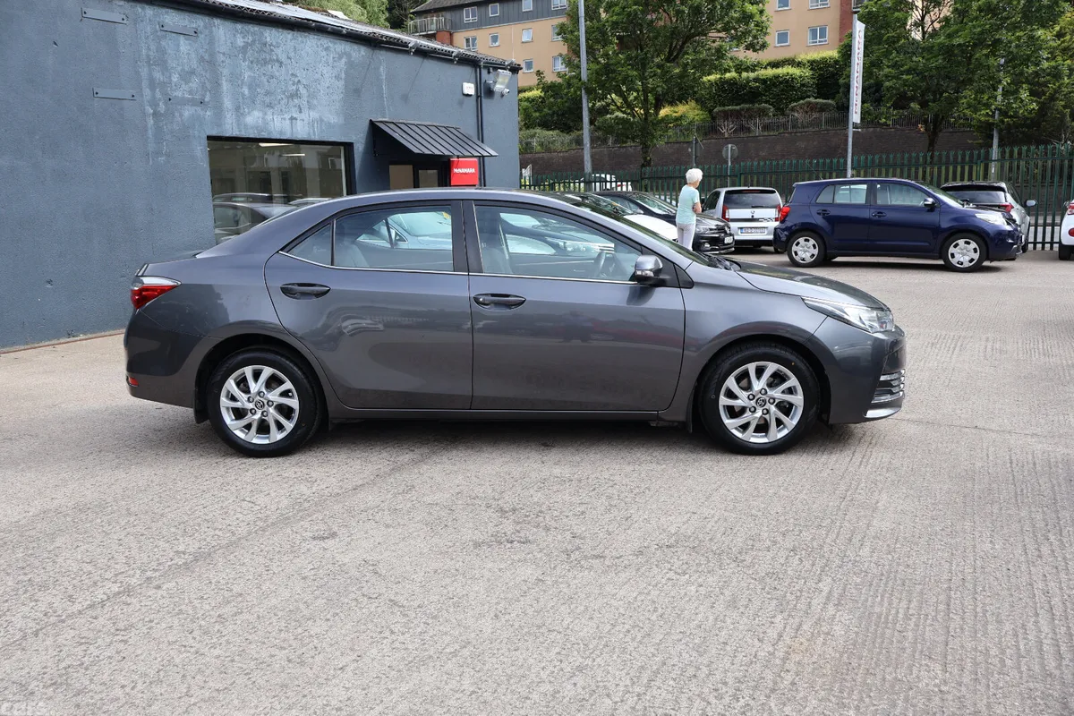 Toyota Corolla Saloon, Diesel, 2017, Grey
