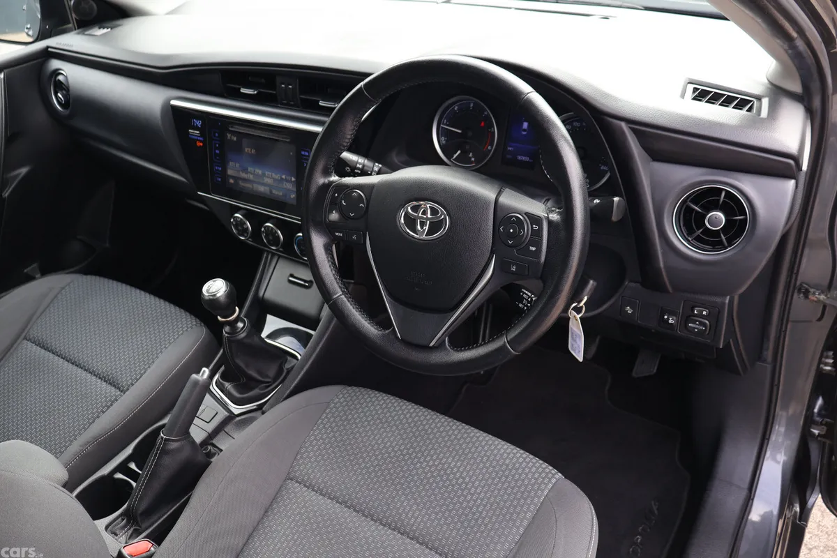 Toyota Corolla Saloon, Diesel, 2017, Grey