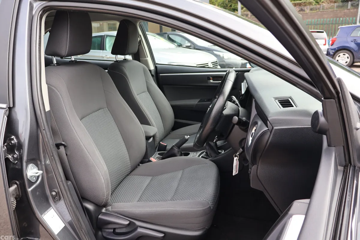 Toyota Corolla Saloon, Diesel, 2017, Grey