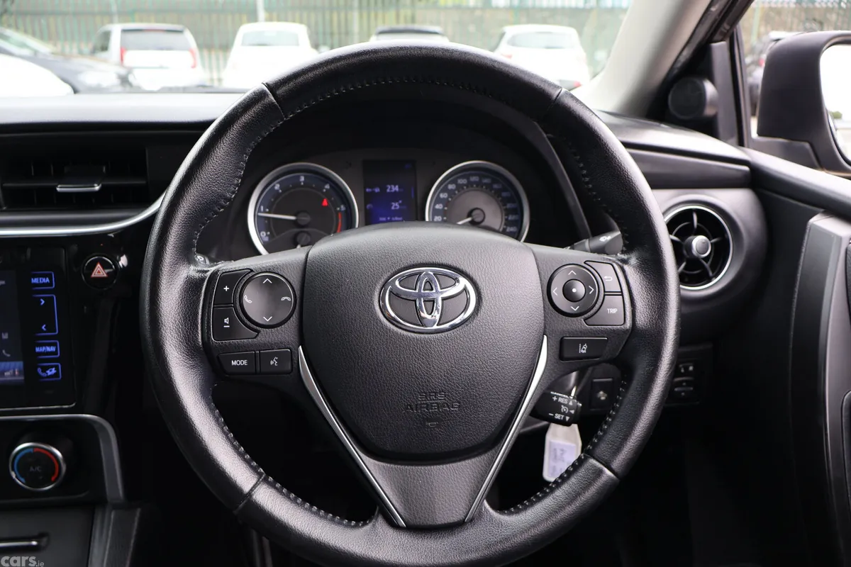 Toyota Corolla Saloon, Diesel, 2017, Grey