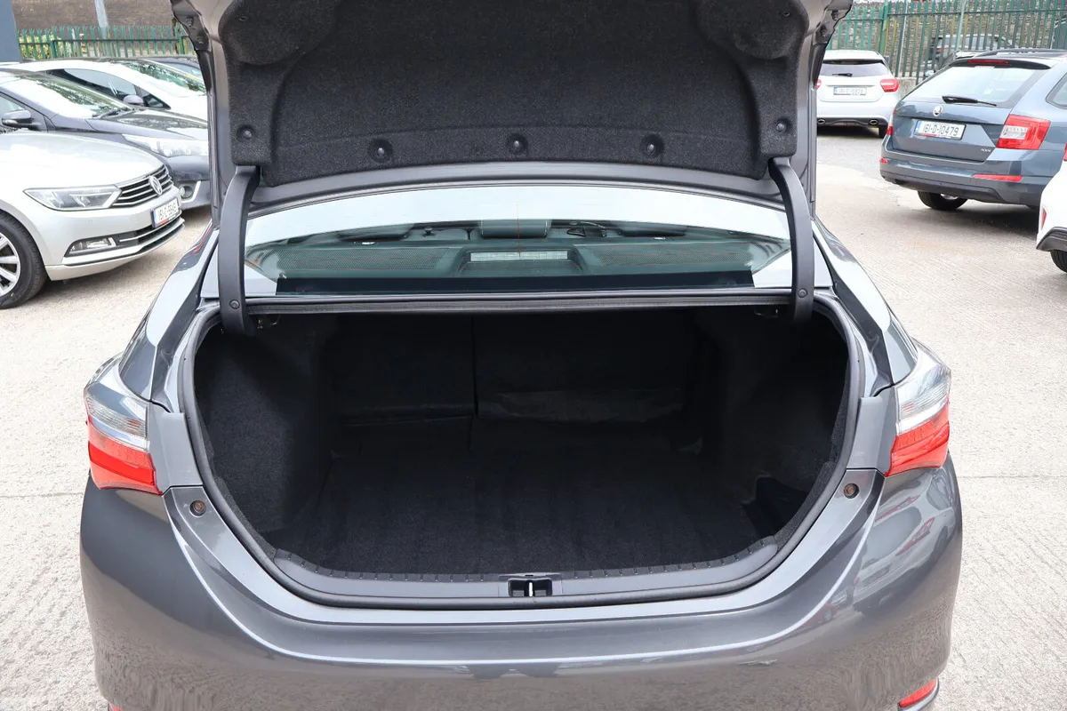 Toyota Corolla Saloon, Diesel, 2017, Grey