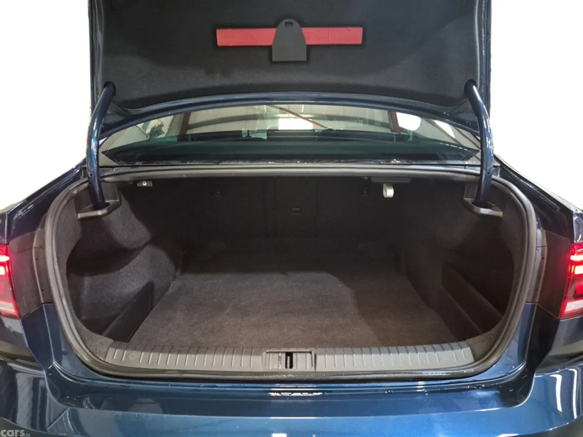 Volkswagen Passat Saloon, Diesel, 2022, Blue