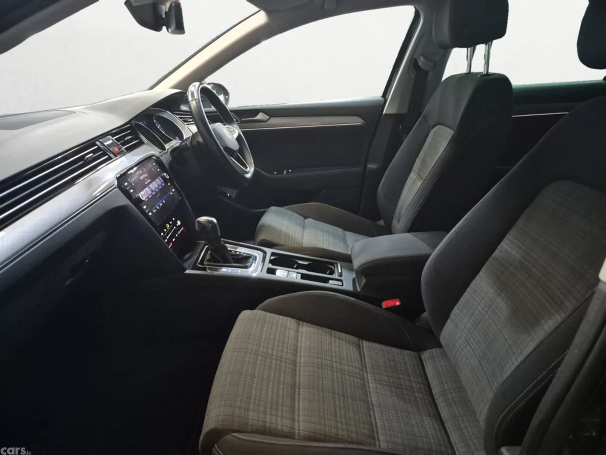 Volkswagen Passat Saloon, Diesel, 2022, Blue