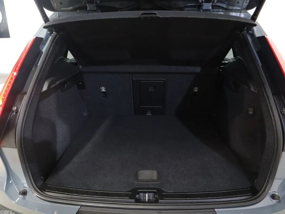 Volvo XC40 SUV, Petrol Hybrid, 2023, Grey