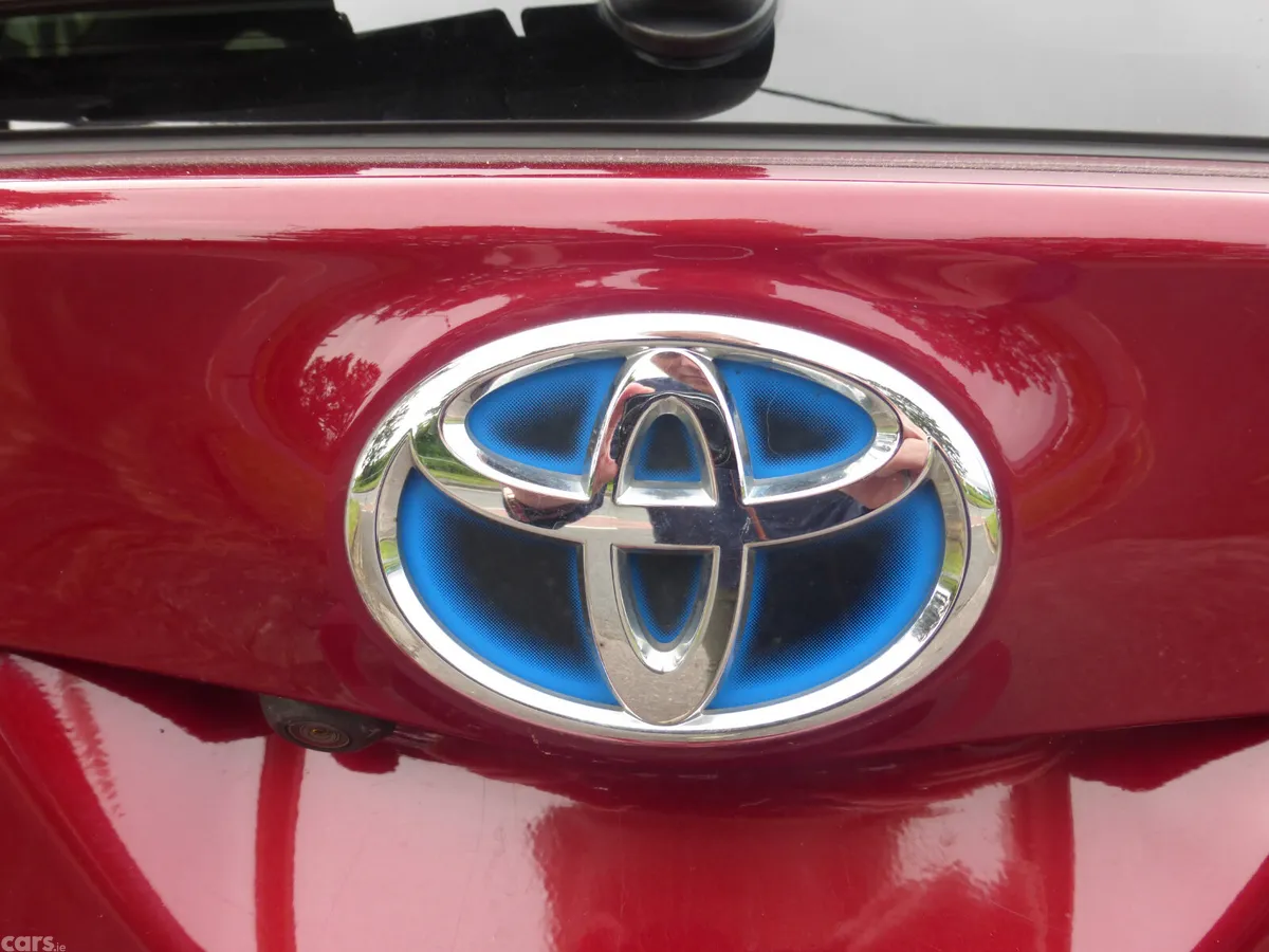 Toyota Auris MPV, Petrol Hybrid, 2018, Red
