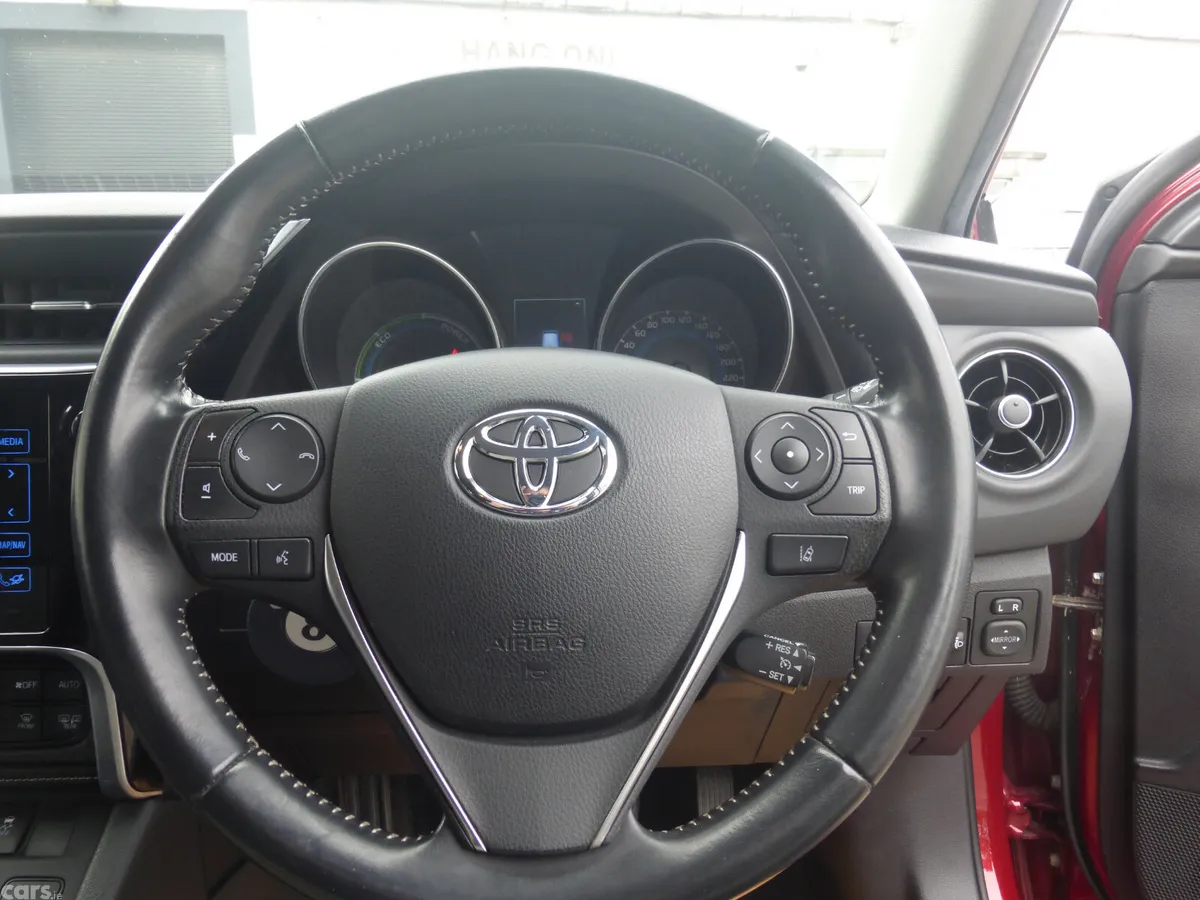 Toyota Auris MPV, Petrol Hybrid, 2018, Red