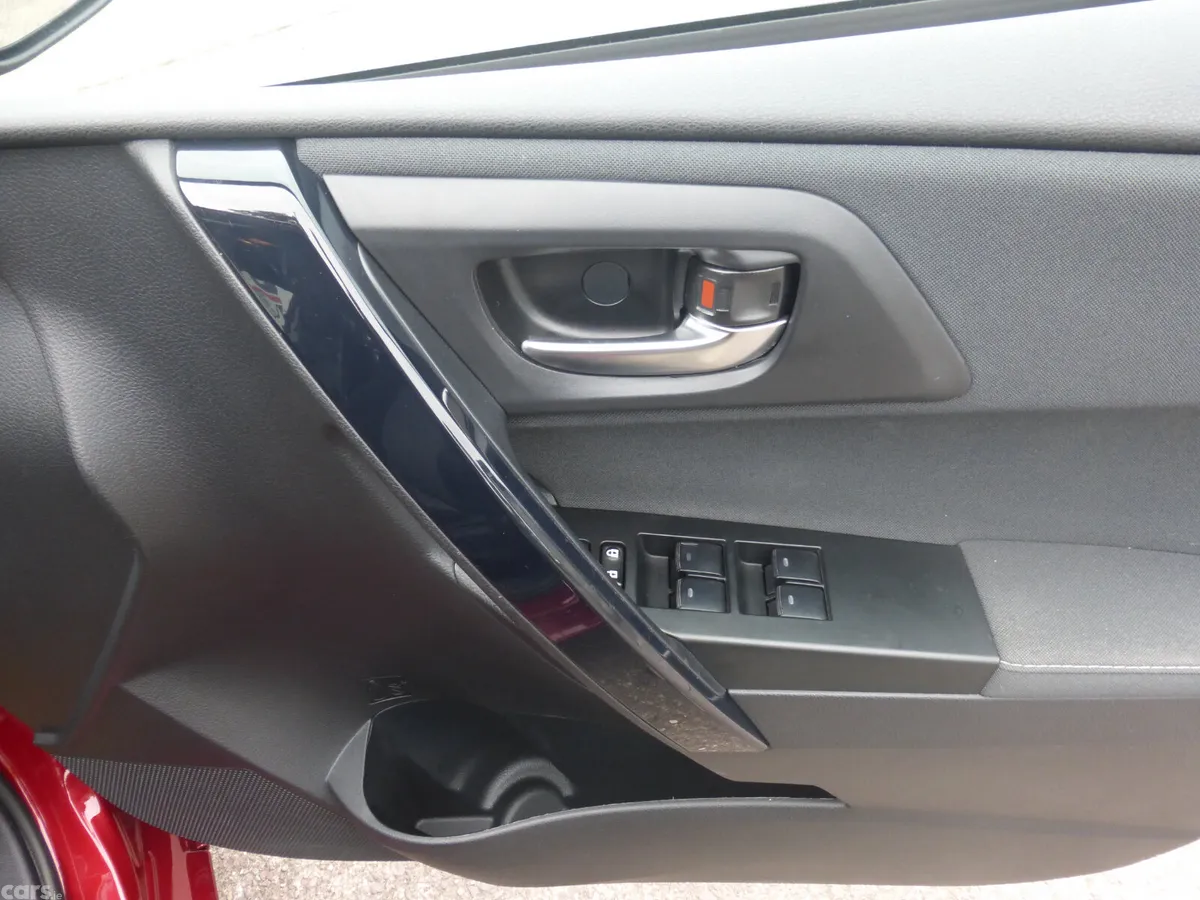 Toyota Auris MPV, Petrol Hybrid, 2018, Red
