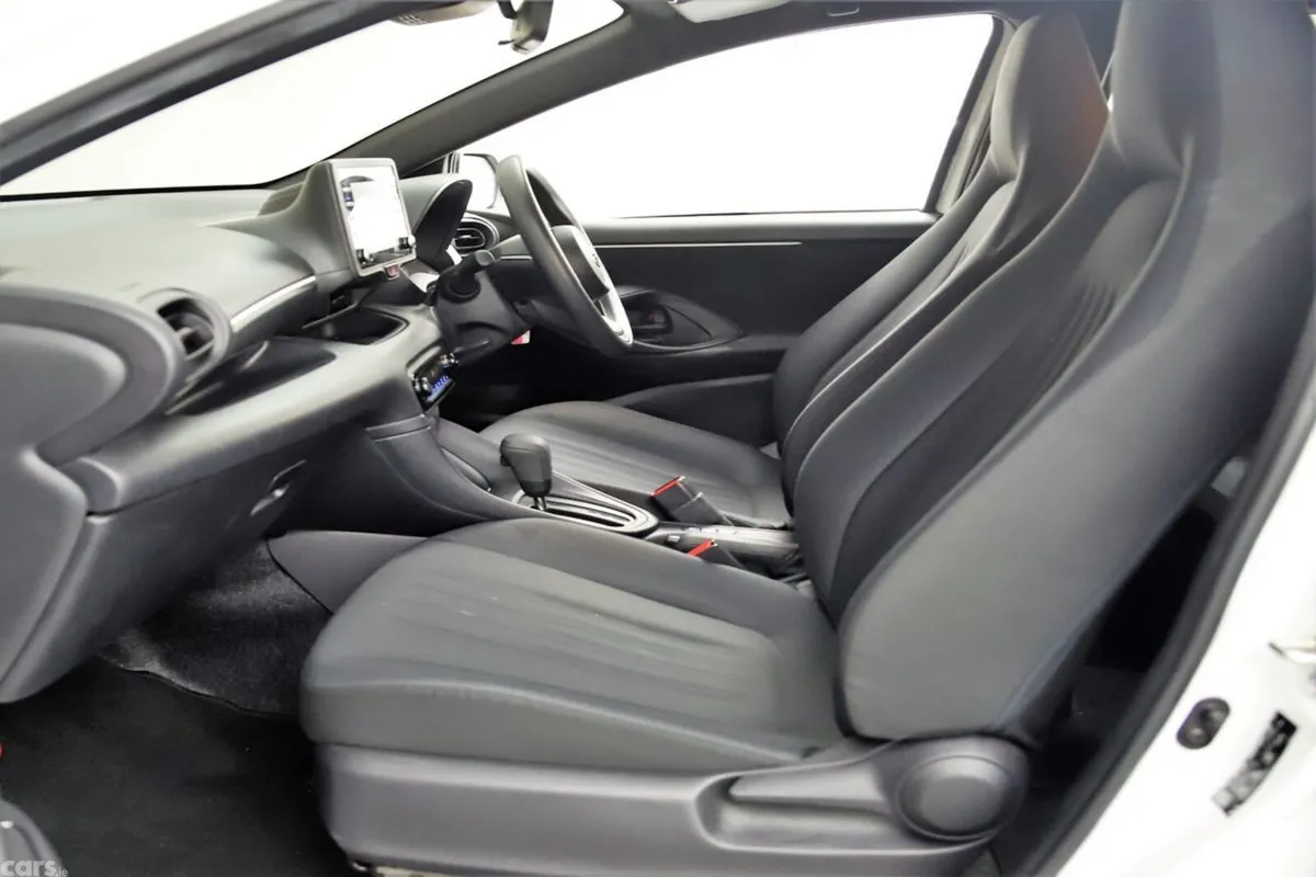 Toyota Yaris Hatchback, Petrol Hybrid, 2023, White