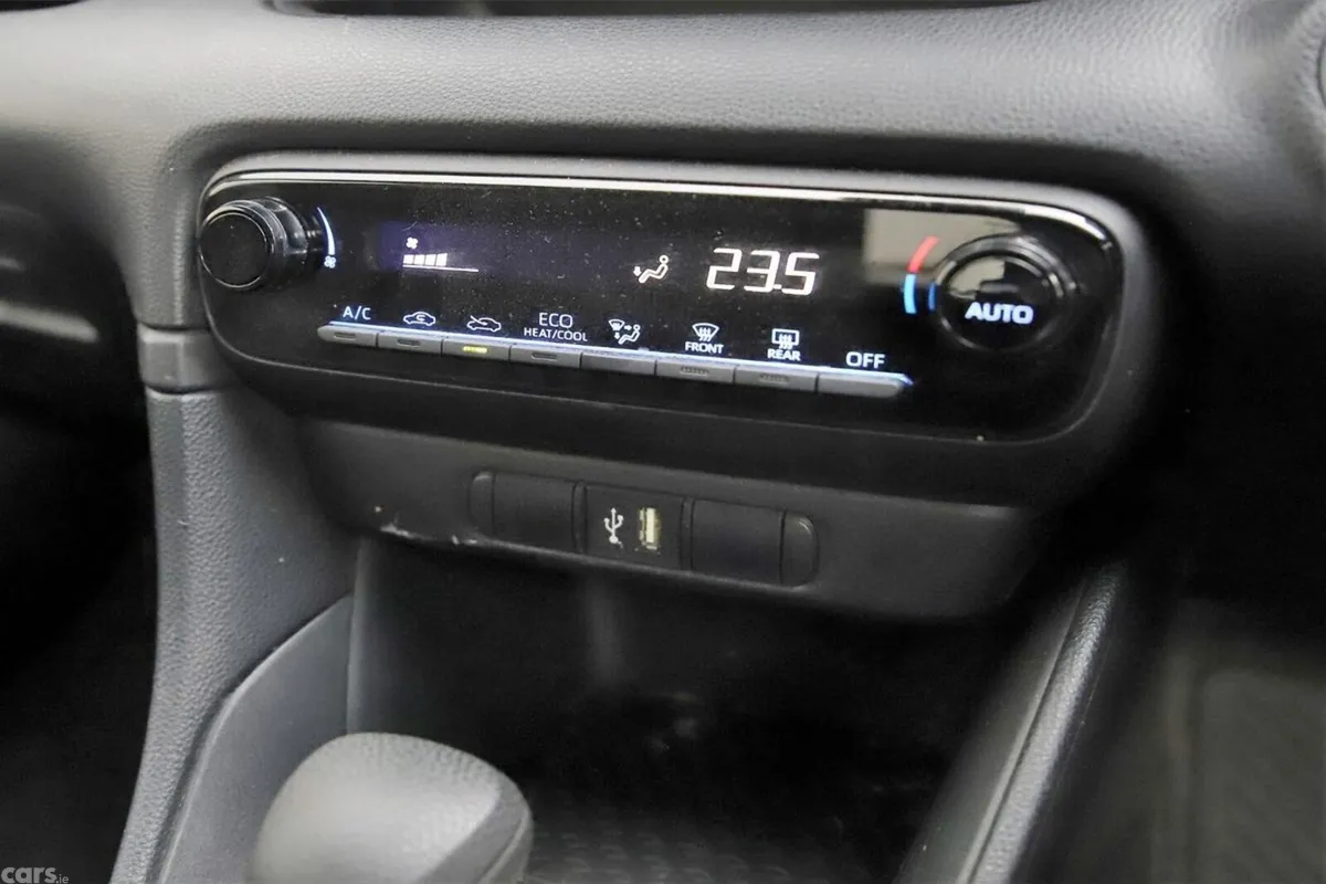Toyota Yaris Hatchback, Petrol Hybrid, 2023, White