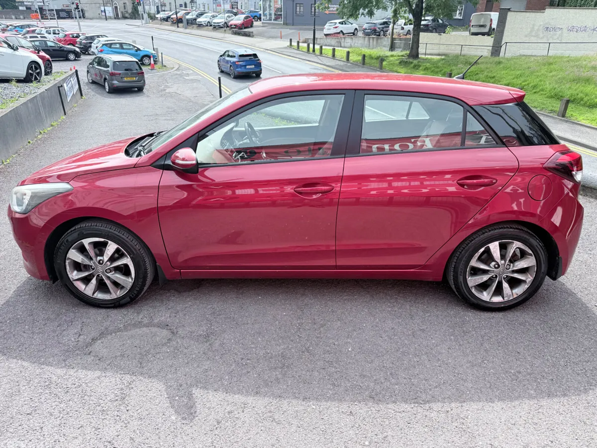 Hyundai i20 Hatchback, Petrol, 2015, Red