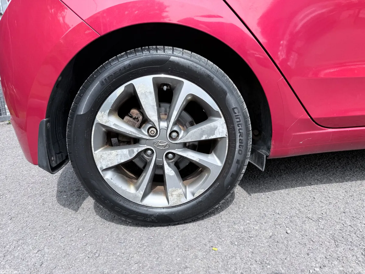 Hyundai i20 Hatchback, Petrol, 2015, Red
