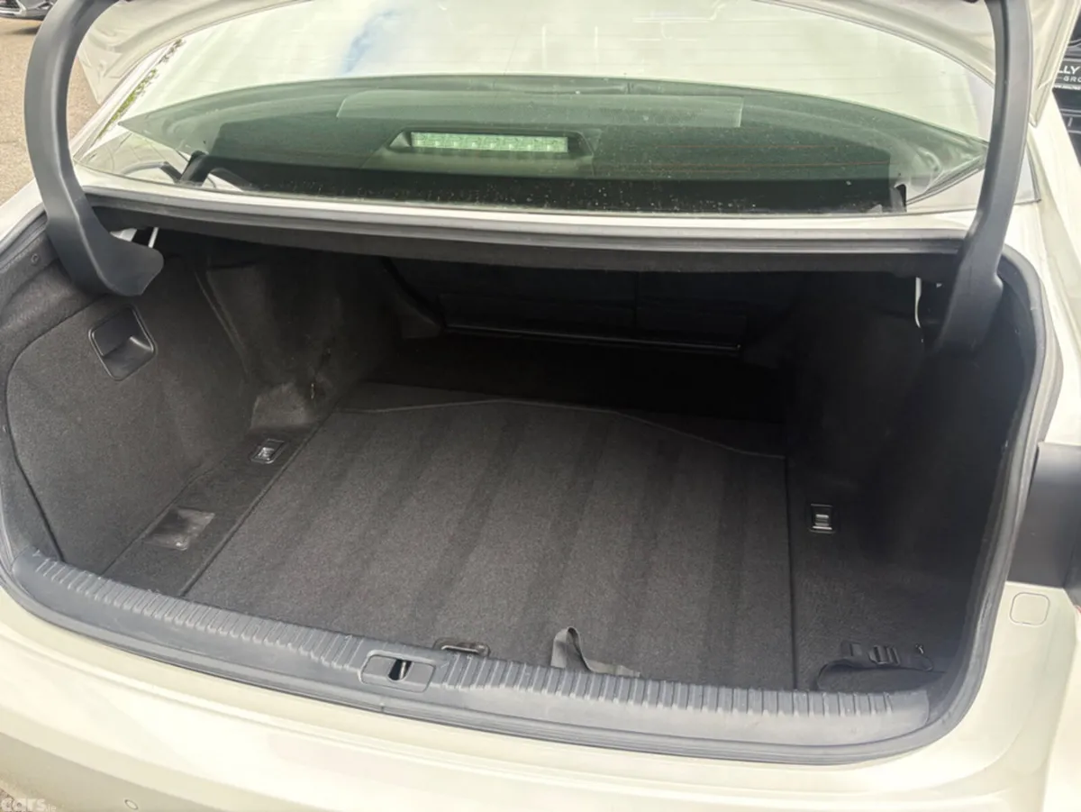 Lexus IS Saloon, Petrol Hybrid, 2018, White