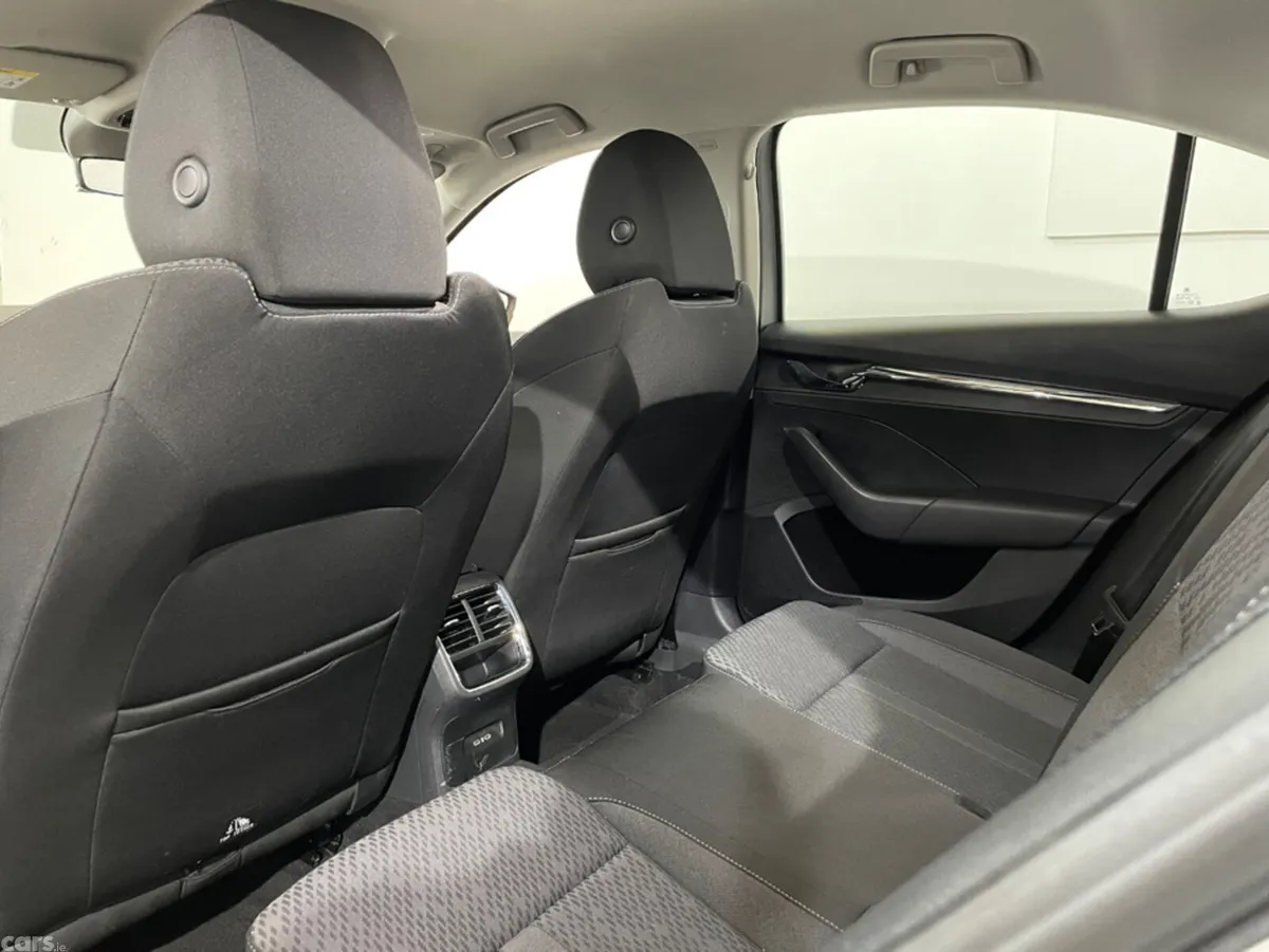 Skoda Octavia Hatchback, Diesel, 2022, Grey