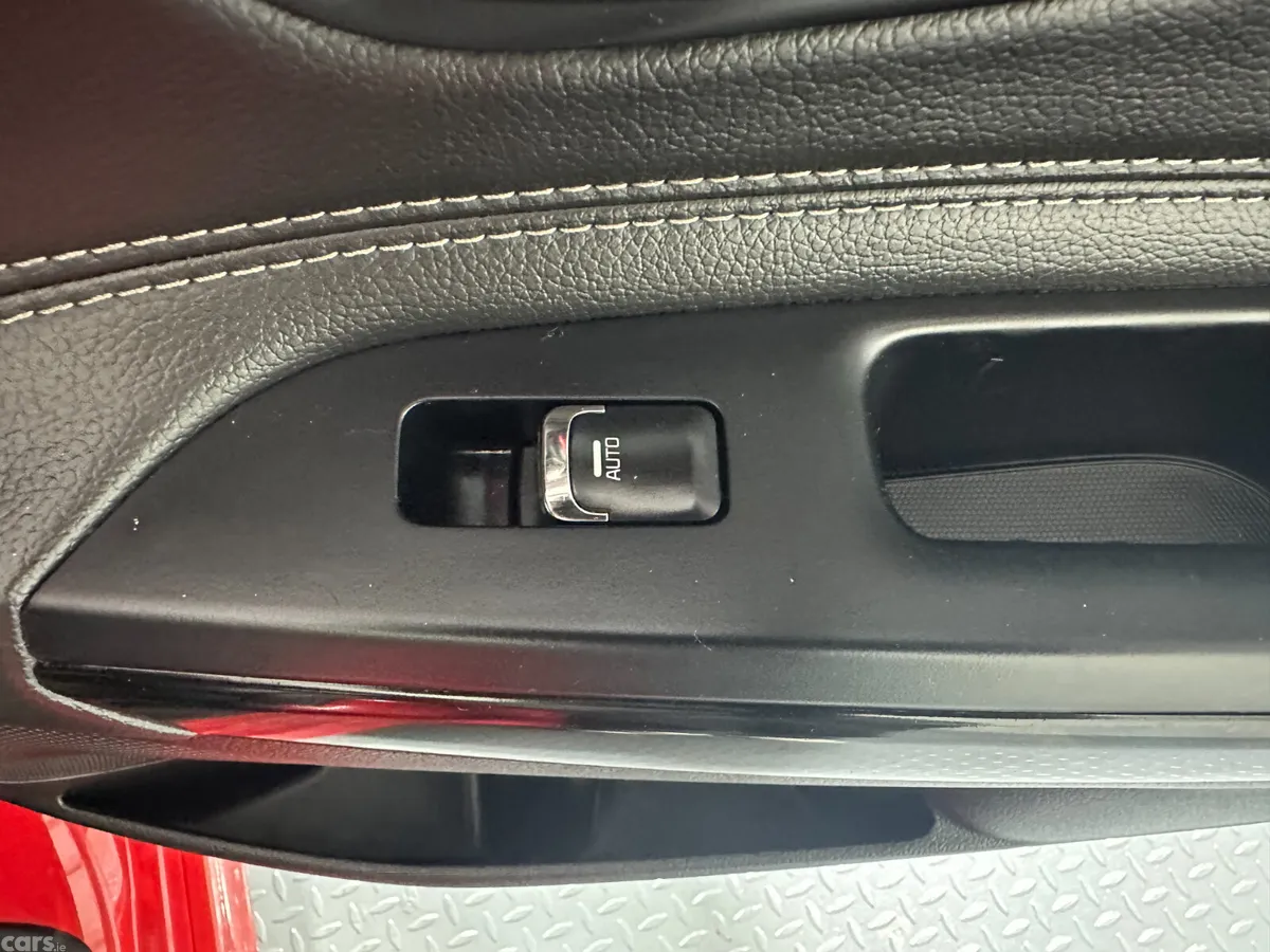 Kia Ceed Hatchback, Petrol, 2017, Red