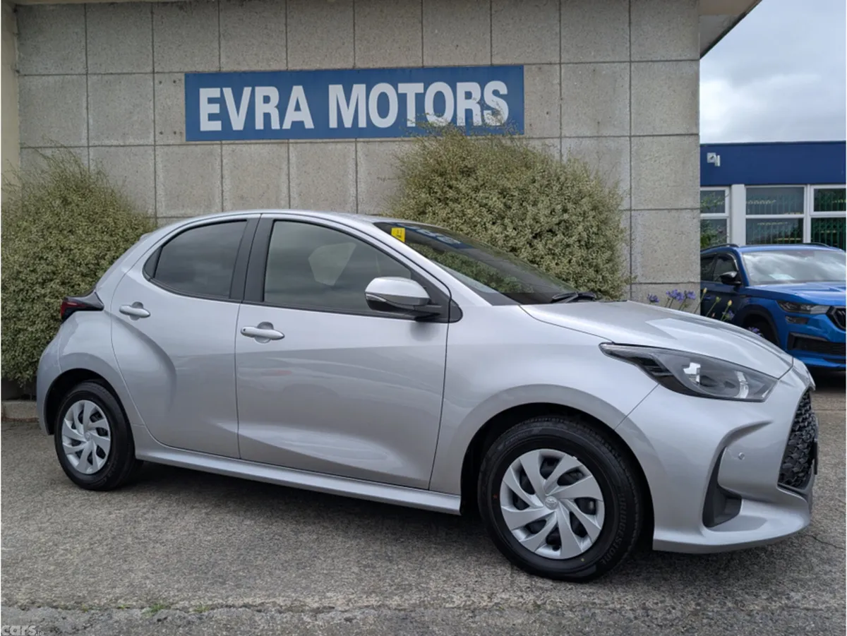 Toyota Yaris Hatchback, Petrol Hybrid, 2024, Silver