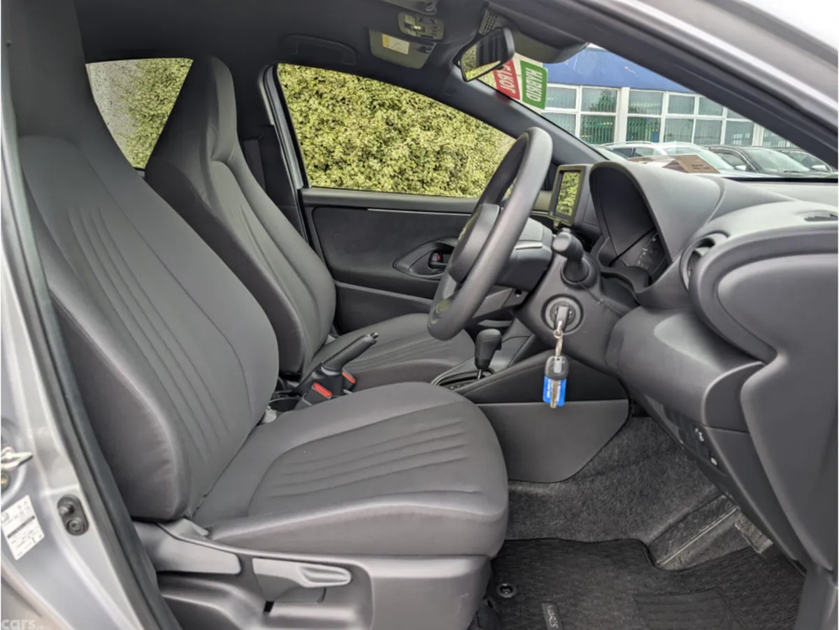 Toyota Yaris Hatchback, Petrol Hybrid, 2024, Silver