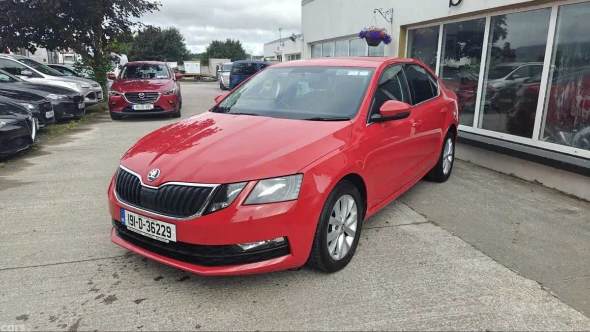 Skoda Octavia Hatchback, Petrol, 2019, Red