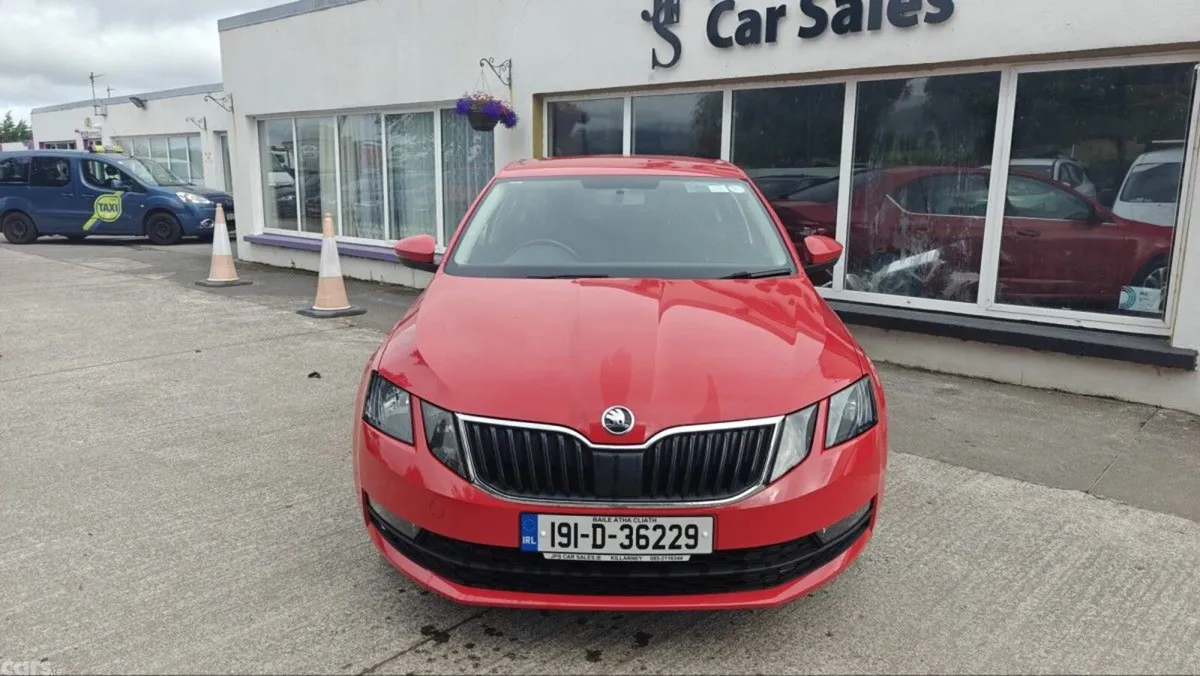 Skoda Octavia Hatchback, Petrol, 2019, Red