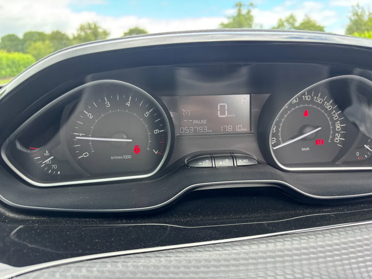 Peugeot 208 Hatchback, Petrol, 2017, White