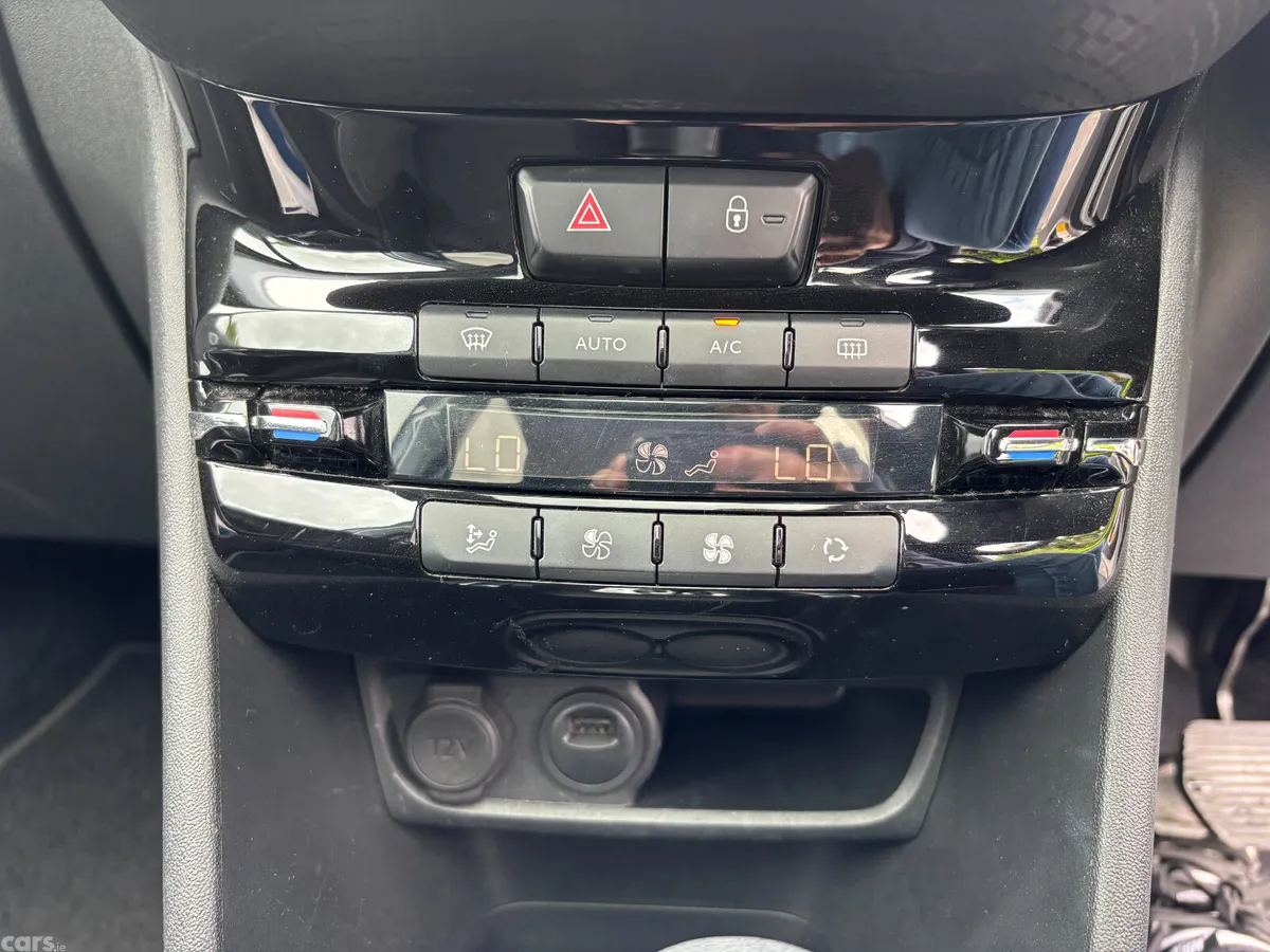 Peugeot 208 Hatchback, Petrol, 2017, White