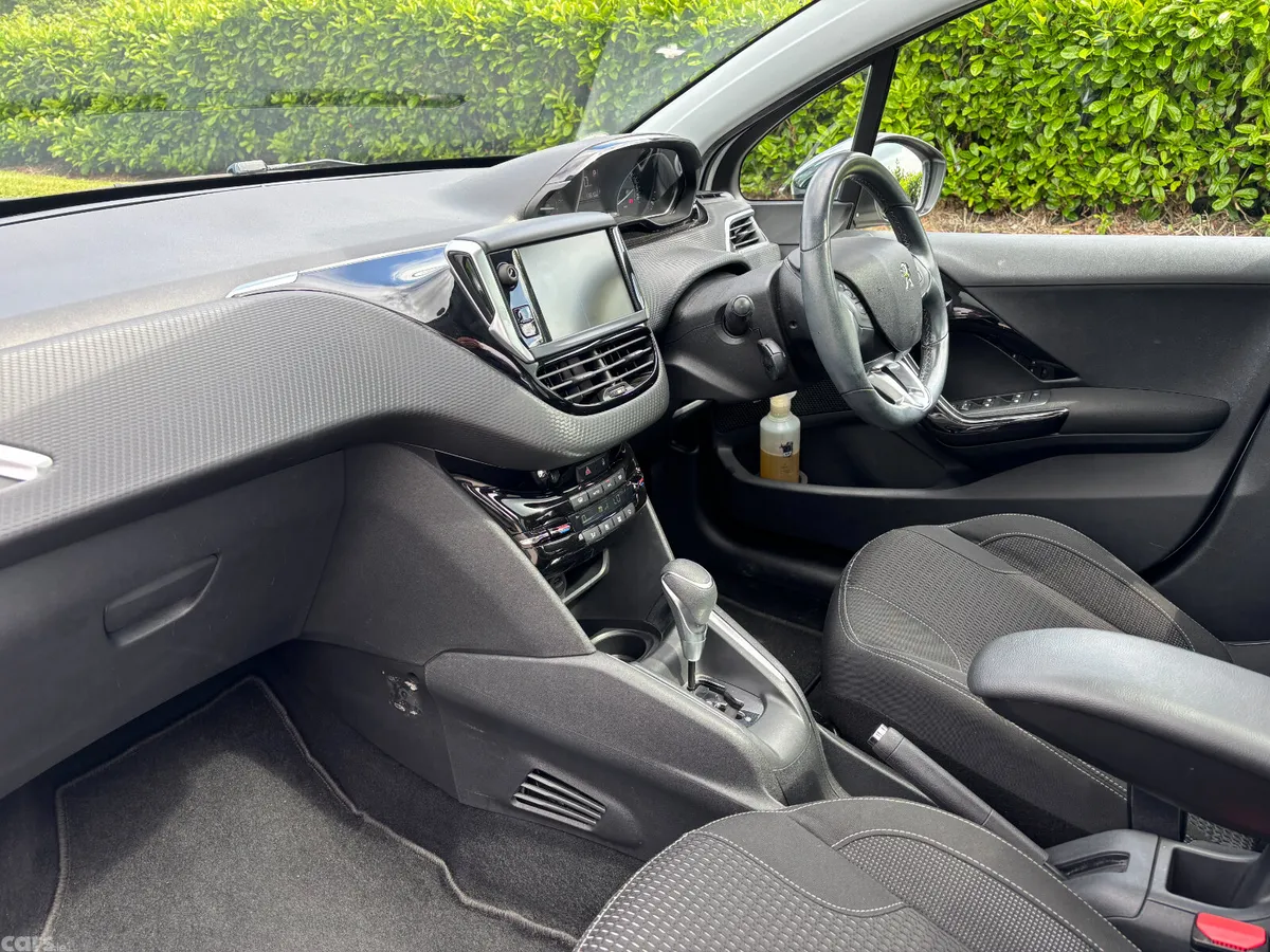 Peugeot 208 Hatchback, Petrol, 2017, White