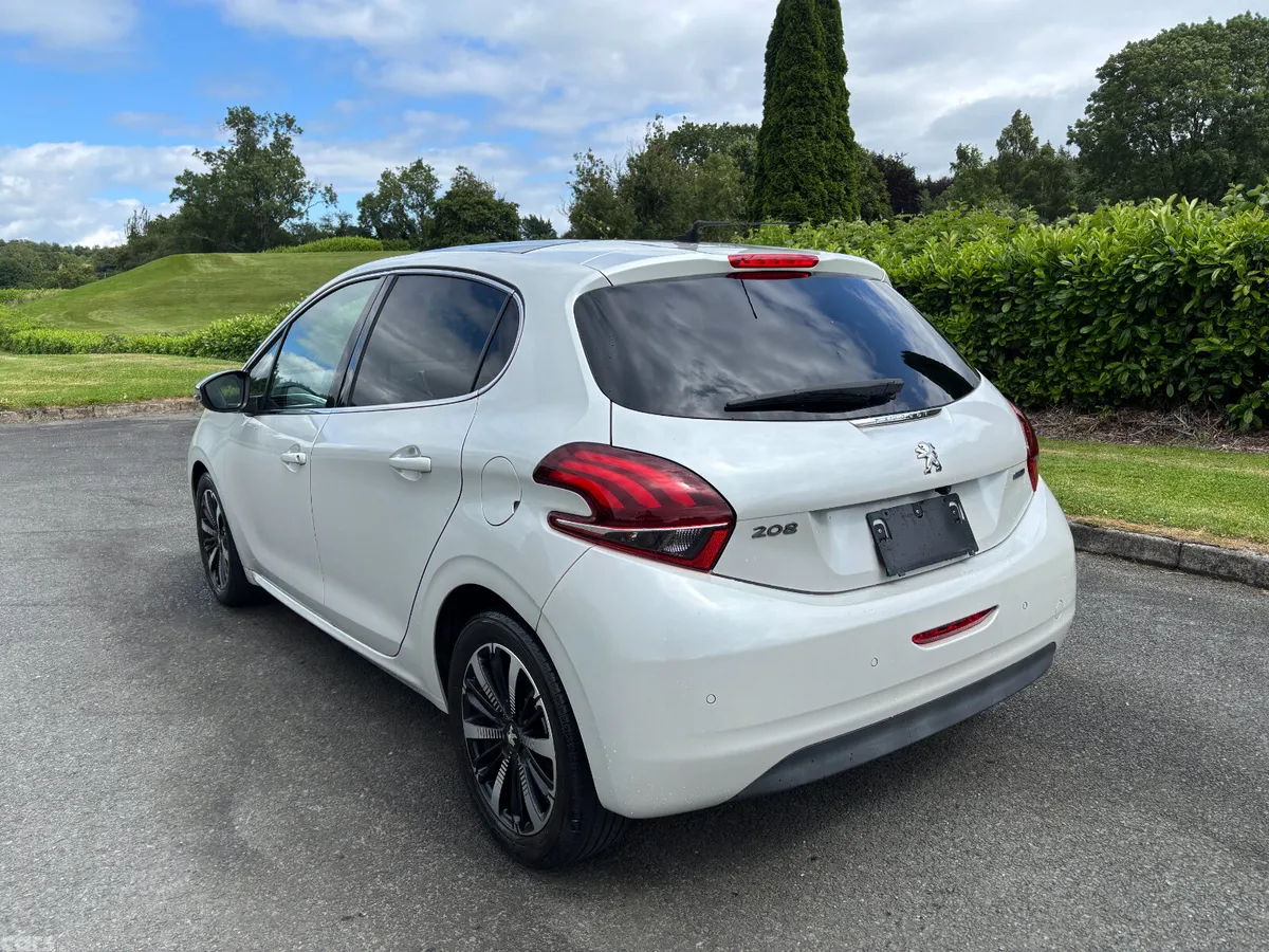 Peugeot 208 Hatchback, Petrol, 2017, White